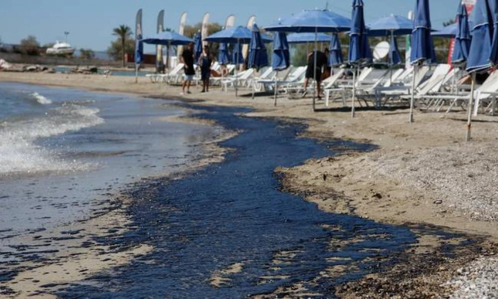 Πετρελαιοκηλίδα από μυστηριώδες πλοίο «καταπίνει» παραλίες της Καραϊβικής